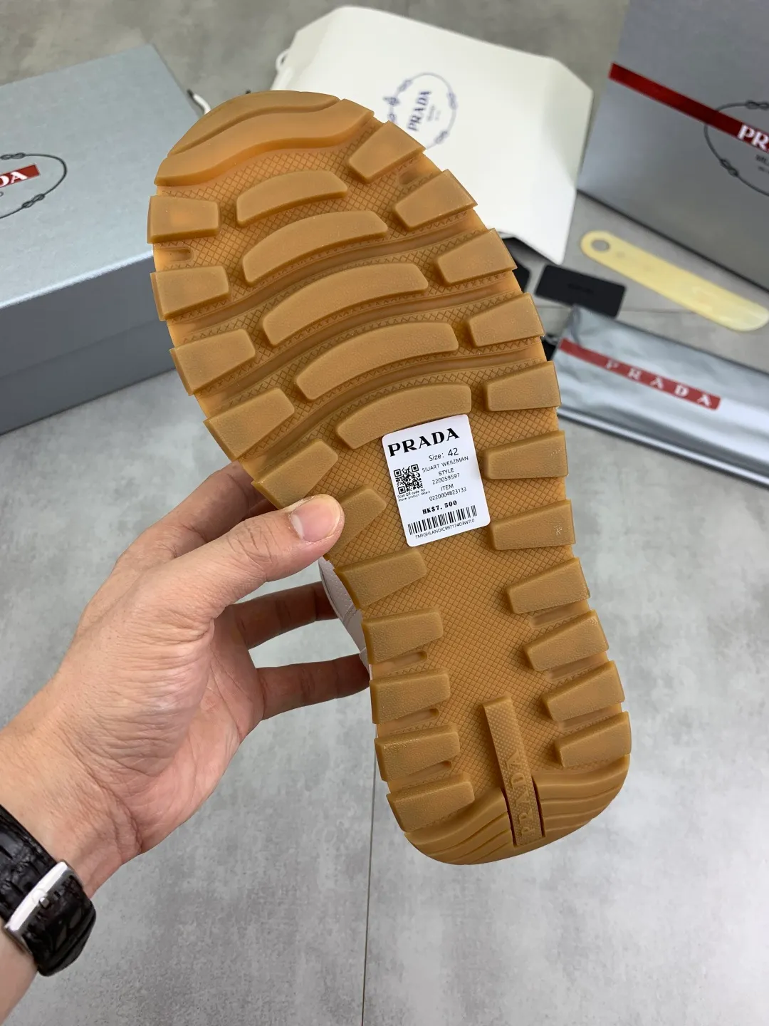 Men's shoes 💰P580💰 [New style] High version official website popular models are on the market, 🆘 Trendy brand (Prada) mainly promotes popular models, avant-garde and versatile fashion men's shoes private version mold opening, cowhide surface splicing 1:1.. Fashionable and simple, original imported cowhide lining cowhide feet; the atmosphere and personality are more fashionable, eye-catching and pursuing class. It will subvert the old idea and be a must-have for fashion trendsetters with you! Must keep it for yourself! Tall and comfortable, large and low, high-end quality workmanship. Size: 38-45; 5️⃣ colors available.